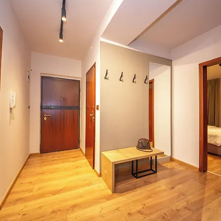 Blloku Unique 3 * ティラナ