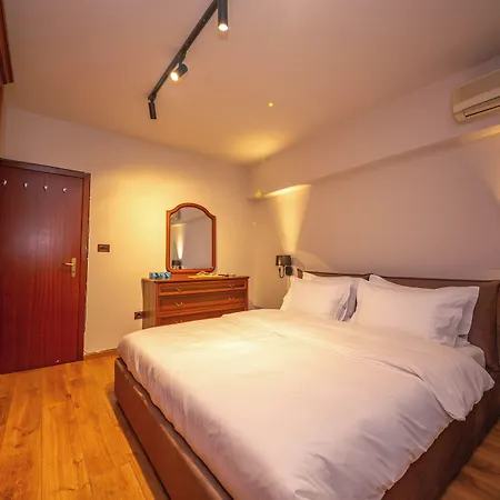 Blloku Unique 3 * Tirana