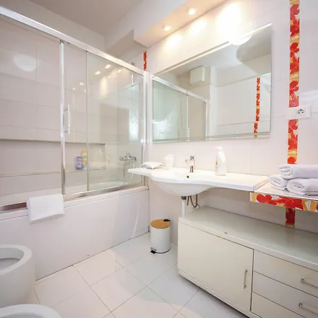 Apartamento Blloku Unique 3 *